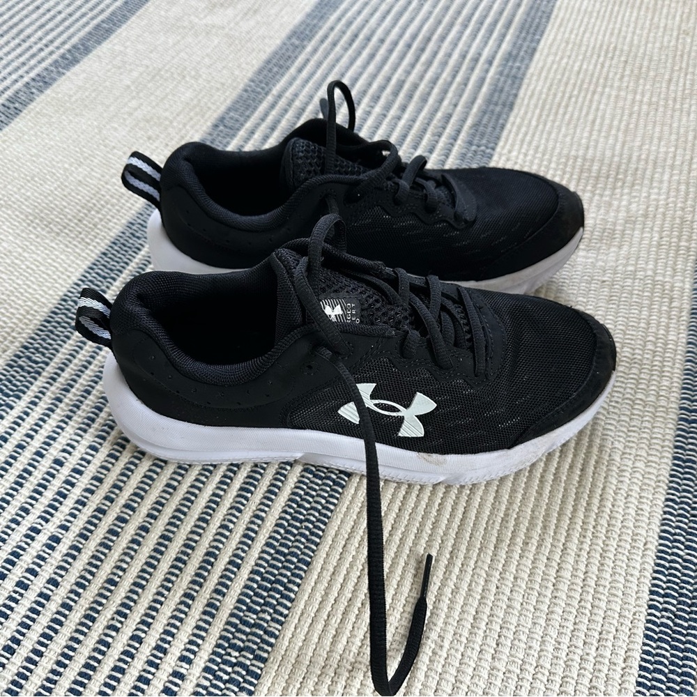 Under Armour black sneakers boys 5Y